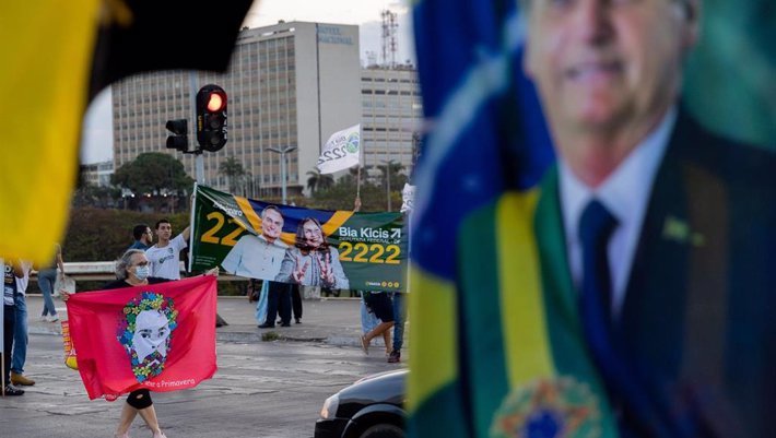 Simpatizantes del actual presidente Bolsonaro y del ex jefe de Estado Lula da Silva promocionan a sus candidatos con banderas y carteles en Brasilia, Brasil. - Myke Sena/dpa