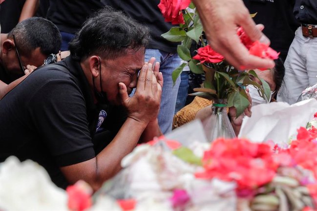 La Policía indonesia investiga a 18 oficiales por la tragedia en campo de fútbol