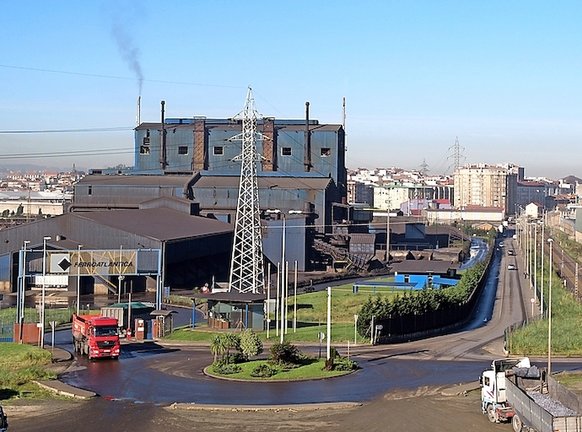 Factoría de Ferroatlántica situada en la localidad cántabra de Camargo. / ALERTA