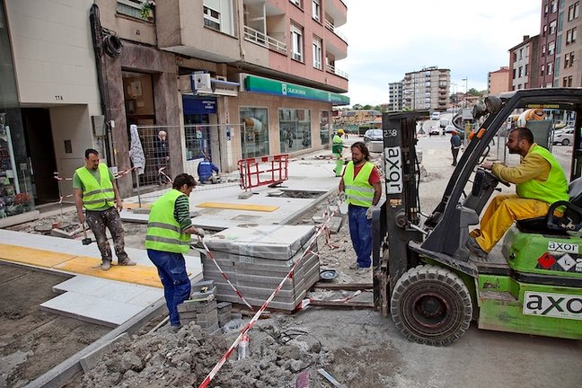 Un grupo de hombres trabaja en las labores de pavimentación en una calle. / alerta