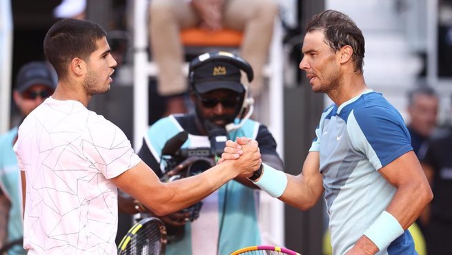 Los tenistas españoels Carlos Alcaraz y Rafa Nadal, en el Mutua Madrid Open 2022. - Oscar J. Barroso / AFP7 / Europa Press - Archivo