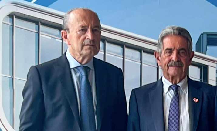 El presidente de Cantabria, Miguel Ángel Revilla, y el consejero de Industria, Turismo, Innovación, Transporte y Comercio, Javier López Marcano.