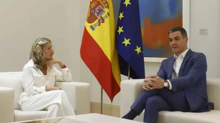 El presidente del Gobierno, Pedro Sánchez, y la vicepresidenta segunda, Yolanda Díaz, este martes en Moncloa. Juan Carlos Hidalgo Efe