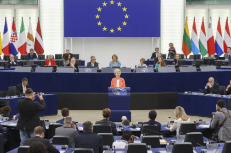 La presidenta de la Comisión Europea, Ursula von der Leyen (c), este miércoles en Estrasburgo. EFE/EPA/Julien Warnand