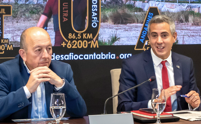 El vicepresidente y consejero de Universidades, Igualdad, Cultura y Deporte, Pablo Zuloaga, junto al alcalde de San Vicente.