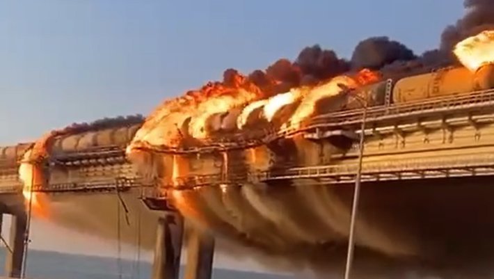 Una explosión de un tanque de combustible daña el puente de Kerch que enlaza Rusia con Crimea - EJÉRCITO DEL AIRE DE UCRANIA / TELEGRAM