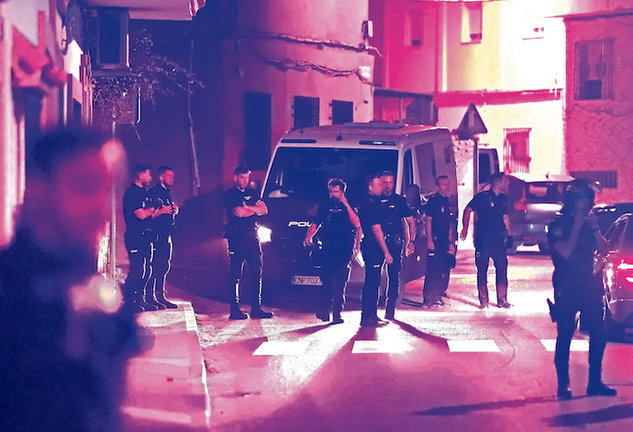 Un fuerte dispositivo de la policia nacional detienen a un joven, menor de edad, es detenido tras apuñalar a una persona de 19 años en el barrio de la Piñera en Algeciras, a 4 de octubre de 2022 en Cádiz (Andalucía, España). Un fuerte despliege policial en el barrio de la Piñera, Algeciras, tras el apuñalamiento de un joven de 19 años.
Nono Rico
04/10/2022