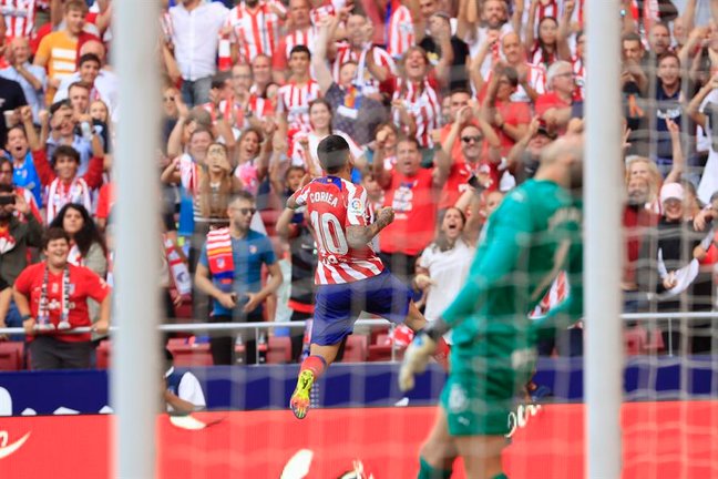 El delantero del Atlético de Madrid Ángel Correa celebra su segundo gol durante el partido Atlético de Madrid-Girona de LaLiga Santander que se disputa este sábado en el estadio Cívitas Metropolitano en Madrid este sábado. EFE/Zipi Aragón