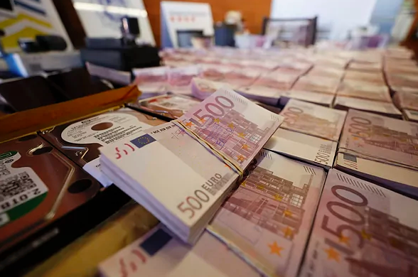 Billetes falsos de 500 euros hallados por agentes de la Policía y los Mossos.Javier LizonEFE