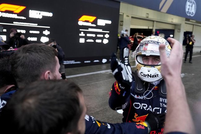 El piloto holandés de Fórmula Uno Max Verstappen, de Red Bull Racing, celebra con el equipo tras ganar el Gran Premio de Japón de Fórmula Uno en el circuito internacional de Suzuka, Suzuka, Japón, 09 de octubre de 2022. (Fórmula Uno, Japón) EFE/EPA/FRANCK ROBICHON