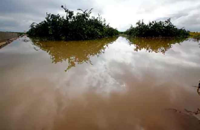 Acumulación de agua tras fuertes lluviasNATXO FRANCÉSEFE