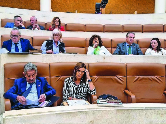 El Gobierno de Miguel Ángel Revilla deberá responder en el Pleno de la Cámara a más de treinta preguntas de la oposición. / ALERTA