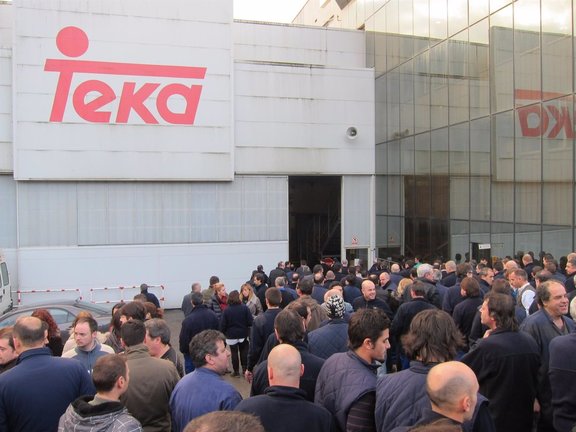 Concentración de trabajadores de TEKA en la fábrica de Santander.