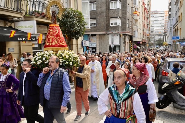 Cientos de personas asistieron a la celebración de las fiestas del Pilar, patrona del barrio, situado en pleno centro de Santander. / ALERTA