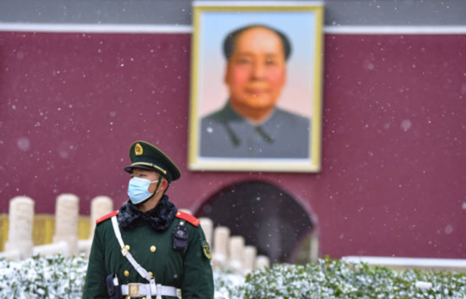 Un soldado está de guardia frente a la plaza de Tiananmen en Pekín. El 6 de noviembre de 2021, Pekín recibió la primera nevada de este invierno. Cuando nieva, la visita a la Ciudad Prohibida de Pekín es cada vez más popular en los últimos años. La muralla roja y la nieve blanca se complementan y tienen colores vivos. Es un entorno muy adecuado para que los turistas se hagan fotos. (Foto de Sheldon Cooper/SOPA Images/LightRocket vía Getty Images)