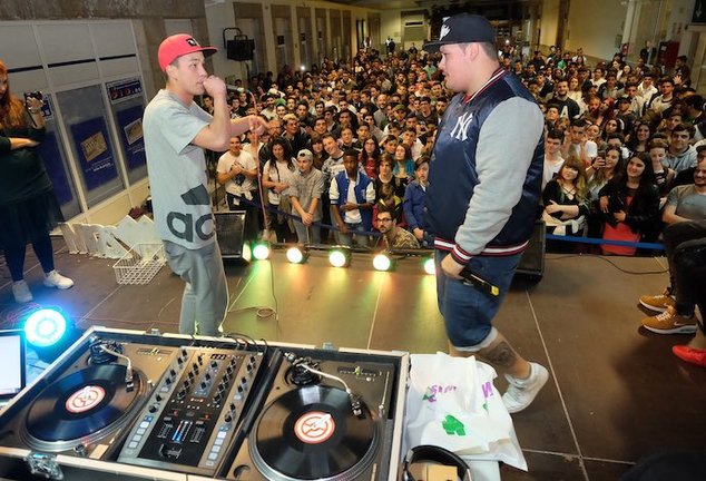 Festival de rap con grandes raperos y concurso para jóvenes aficionados
en la Noche es Joven de 2019.