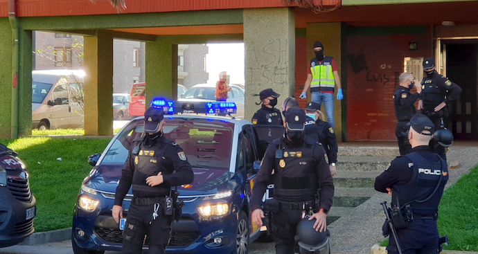 Agentes de la Policía Nacional durante una detención. / ARCHIVO / ALERTA