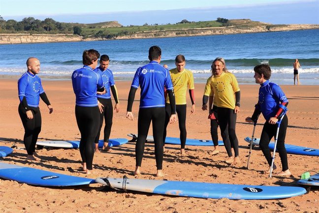 Cientos de jóvenes que participan estos días en el European Youth Event (EYE) en Santander han surfeado este viernes las olas de la Primera Playa del Sardinero para demostrar los valores que apoyan como son la inclusión, la solidaridad y el acceso a los deportes para todo el mundo. EFE/ Celia Agüero Pereda