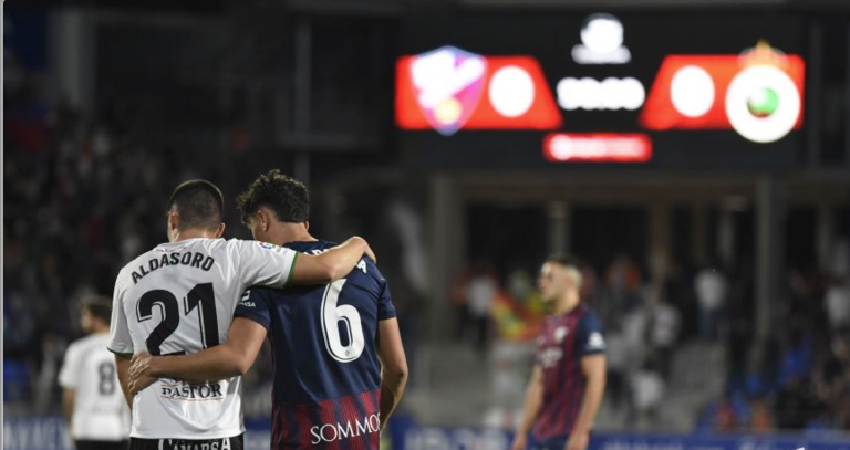El jugador del Racing abraza al del Huesca tras la finalización del partido. / LaLiga
