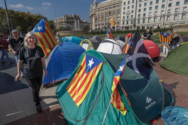 La presidenta de la ANC, Dolors Feliu, durante el montaje de la acampada de la Asamblea Nacional Catalana (ANC) en la Plaza Catalunya de Barcelona, en el marco de la campaña "Nosotros acusamos". EFE/ Quique García