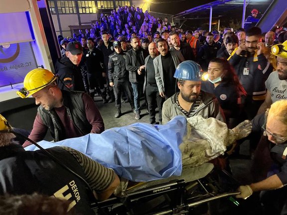 Al menos 22 mineros murieron, otros 17 resultaron heridos y una treintena siguen atrapados tras una explosión registrada este viernes en una mina de carbón en Amasra, en la provincia turca de Bartin, costera del Mar Negro, informó el Gobierno. EFE/EPA/DEPO PHOTOS