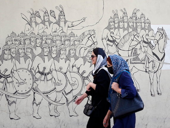 Mujeres iraníes pasan junto a una pintura mural en una calle de Teherán, Irán. / efe/ ABEDIN TAHERKENAREH