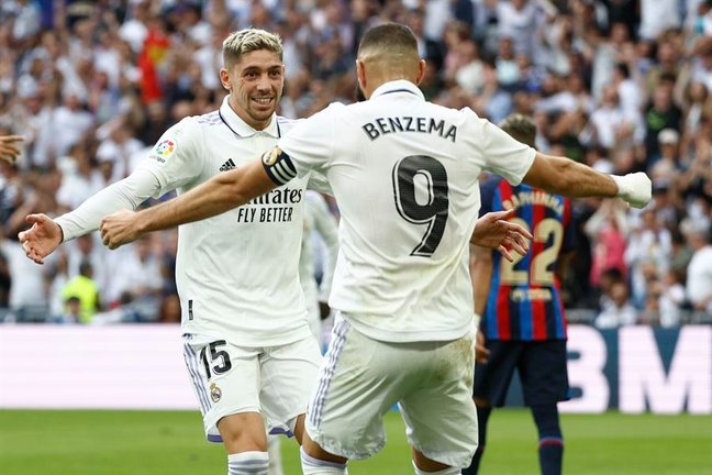El delantero del Real Madrid Karim Benzema (d) celebra con su compañero Fede Valverde (i) tras marcar el 1-0 durante el partido de la novena jornada de Liga en el estadio Santiago Bernabéu de Madrid. EFE/ Rodrigo Jiménez