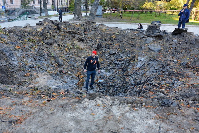 Unas personas inspeccionan un cráter causado por la explosión de un cohete ruso en un parque infantil en Kiev. Foto: Aleksandr Gusev/SOPA Images vía ZUMA Press Wire/dpa