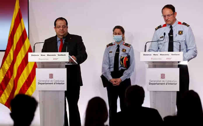 El conseller de Interior, Joan Ignasi Elena (izda.), junto al mayor de los Mossos, Josep Maria Estela, en diciembre de 2021.Toni AlbirEFE