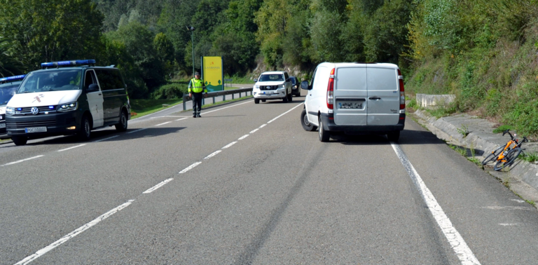 La Guardia Civil junto al vehículo y la bicicleta tras el accidente. / OPC