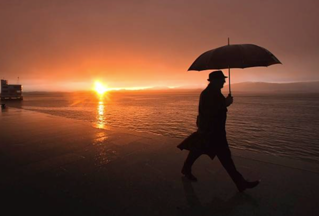 Una persona camina con su paraguas por el paseo de Santander. / G.I.