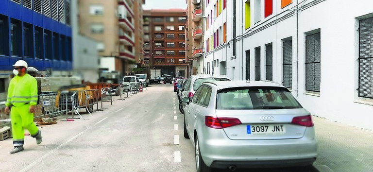 Varios coches aparcados en una calle de Torrelavega. / alerta