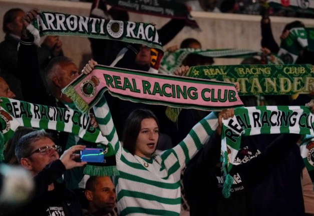 Aficionados del Racing durante el partido ante el Zaragoza en casa. / LALIGA