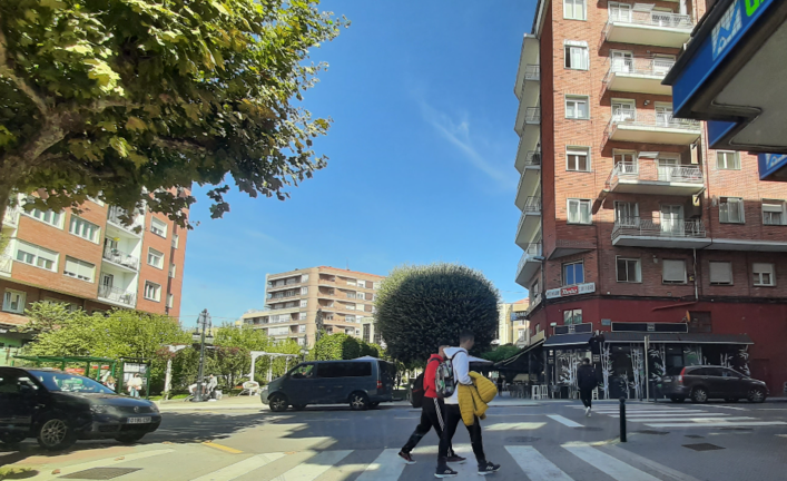 Varias personas por la Avenida de España en Torrelavega. / S.D.