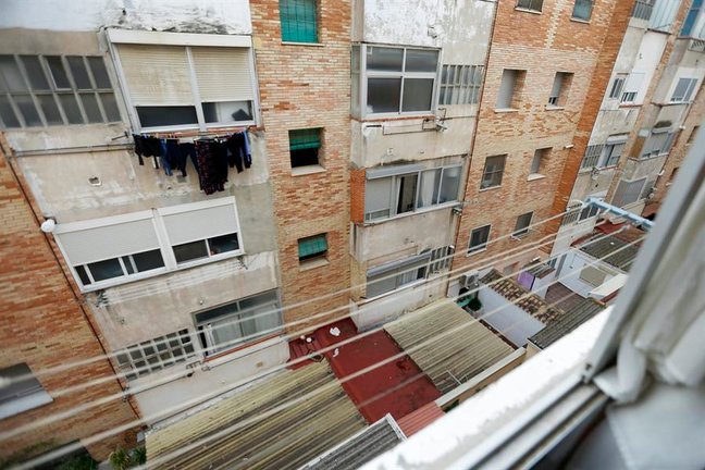 Patio interior del edificio por donde un hombre de 28 se intentó suicidar tras presuntamente degollar a su pareja en Alcoy, Alicante. EFE/ Manuel Lorenzo
