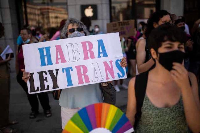 Una mujer con un cartel en el que se lee: `Habrá Ley Trans´, en una manifestación a favor de la Ley Trans, frente a la manifestación en contra de la Ley Trans, a 26 de junio de 2021, en Madrid (España). La manifestación convocada por Confluencia Movimiento Feminista, agrupa a medio centenar de organizaciones de toda España para reclamar la derogación de todas las leyes trans existentes en el territorio español en la que se sustituye `la categoría jurídica sexo por identidad de género´ y frenar la ley LGTBI, o la conocida como Ley Zerolo (de Igualdad de Trato y No Discriminación).
26 JUNIO 2021;LEY TRANS;HOMOFOBIA;IGUALDAD;TRANS;FRENAR;LEY LGTBI
Alejandro Martínez Vélez / Europa Press
26/6/2021