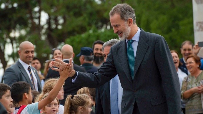 El rey Felipe VI saluda a un grupo de niños antes de presidir la inauguración del Global Youth Leadership Forum este martes en el Palacio de la Magdalena de Santander. EFE/Pedro Puente Hoyos