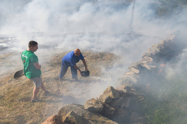 BOSTRONIZO, 29/10/2022.- Vecinos de Bostronizo luchan contra el incendio forestal, declarado este sábado, en los montes de esta localidad Cántabra. EFE/Pedro Puente Hoyos
