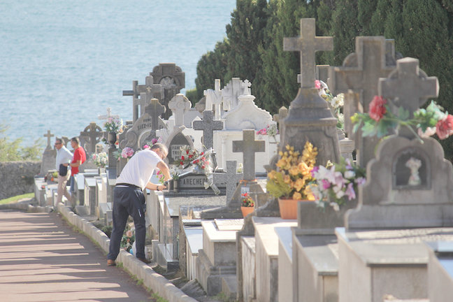 Vista del cementerio marinero de Ballena en Castro Urdiales donde decenas de personas acudieron ayer con motivo del Día de Todos los Santos. / Miguel Ramos