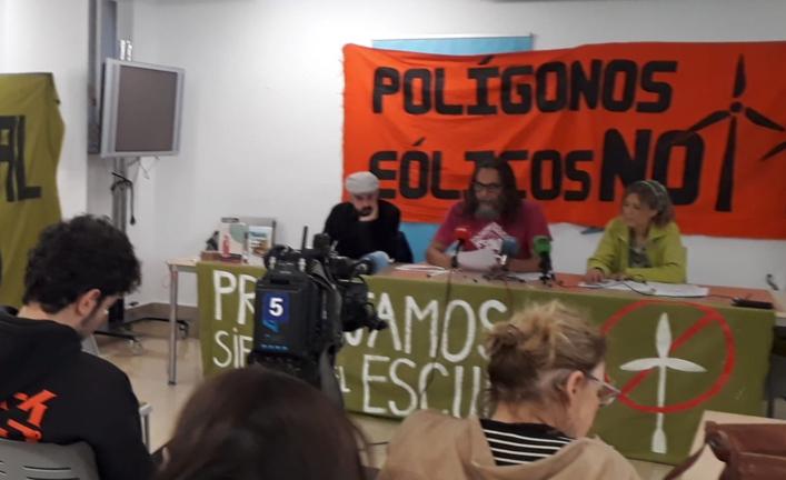 Rueda de prensa del colectivo en rechazo de los parques eólicos de Cantabria. / ALERTA