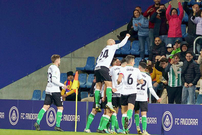 Los jugadores del Racing celebran con varios seguidores del conjunto verdiblanco el gol de la victoria. / laliga