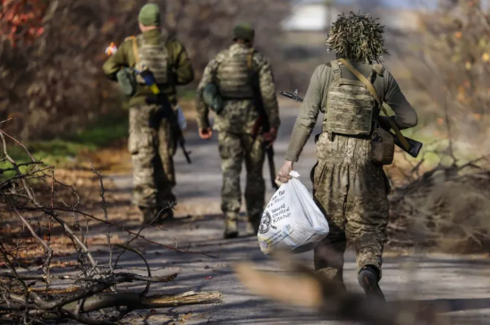 Soldados ucranianos ayer en una calle de Jersón. EFE/EPA/Hannibal Hanschke