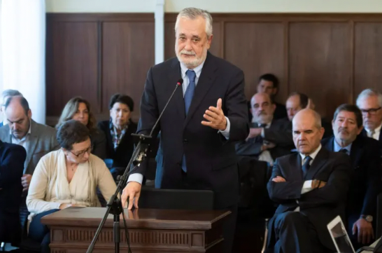 José Antonio Griñán durante el uso de derecho a la última palabra en la sala de la Audiencia de Sevilla en el juicio. EFE/Raúl Caro