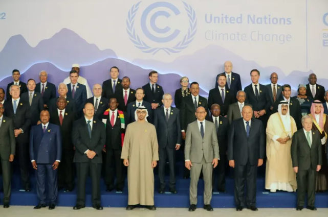 Los líderes mundiales posan para una foto de familia antes de la inauguración de la Conferencia de las Naciones Unidas sobre el Cambio Climático (COP27), en Sharm El-Sheikh, Egipto, este 7 de noviembre.EFE/EPA/Khaled Elfiqi