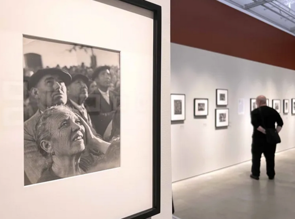 Detalle de una fotografía que hace parte de la exposición "Robert Capa: Death in the Making", en el International Center of Photography Museum, en Nueva York (NY, EE.UU.). EFE/Sarah Yáñez