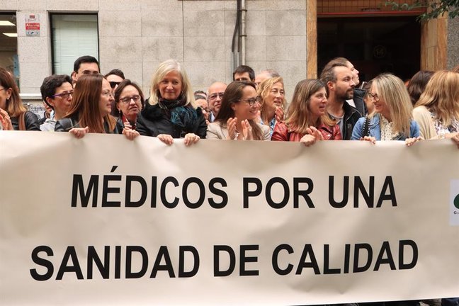 Cerca de un centenar de médicos se han concentrado este lunes frente a la Consejería de Sanidad del Gobierno de Cantabria al grito de "consejero dimisión", una protesta que tienen previsto repetir el miércoles a las 11.00 horas ante la sede del Ejecutivo regional en Peñaherbosa. EFE/ Celia Agüero