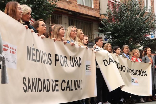 Cerca de un centenar de médicos se han concentrado este lunes frente a la Consejería de Sanidad del Gobierno de Cantabria al grito de "consejero dimisión", una protesta que tienen previsto repetir el miércoles a las 11.00 horas ante la sede del Ejecutivo regional en Peñaherbosa. EFE/ Celia Agüero