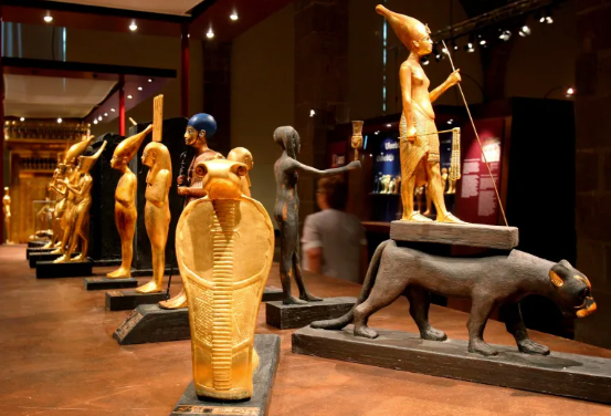 Réplicas exactas de un millar de las más de 5.000 piezas que se hallaron en la tumba de Tutankhamon se reúnen en el museo Marítimo de Barcelona. EFE/Julián Martín/Archivo