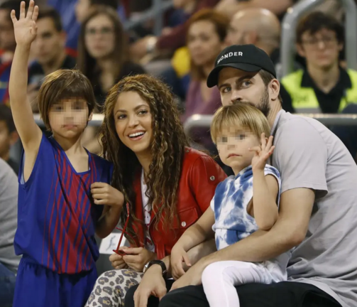 Shakira y Piqué junto a sus hijos. / EFE