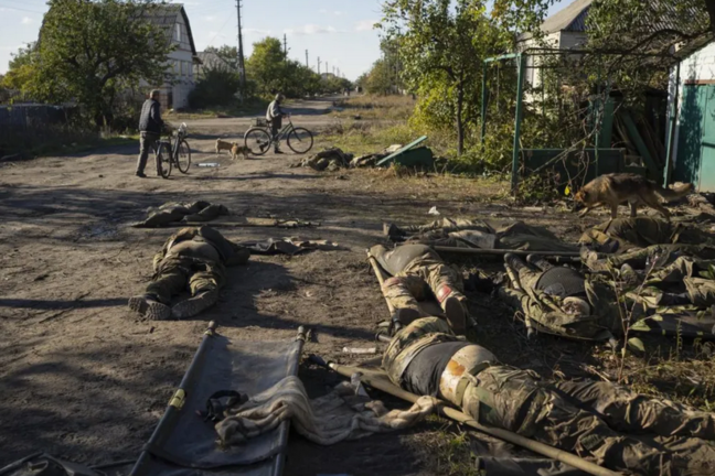 Imagen de soldados rusos muertos en combate en Ucrania. EFE/EPA/Anastasia Vlasova